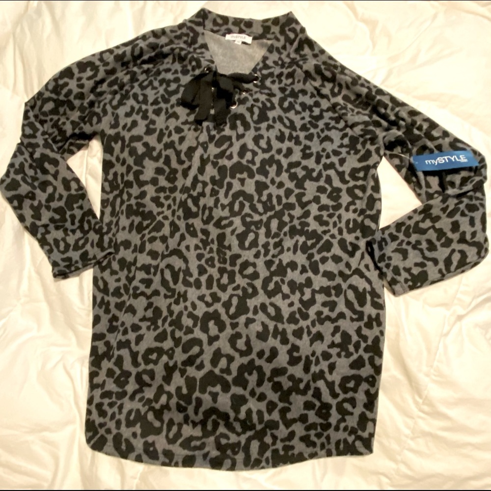 NWT Woman’s long sleeved front tie sweater